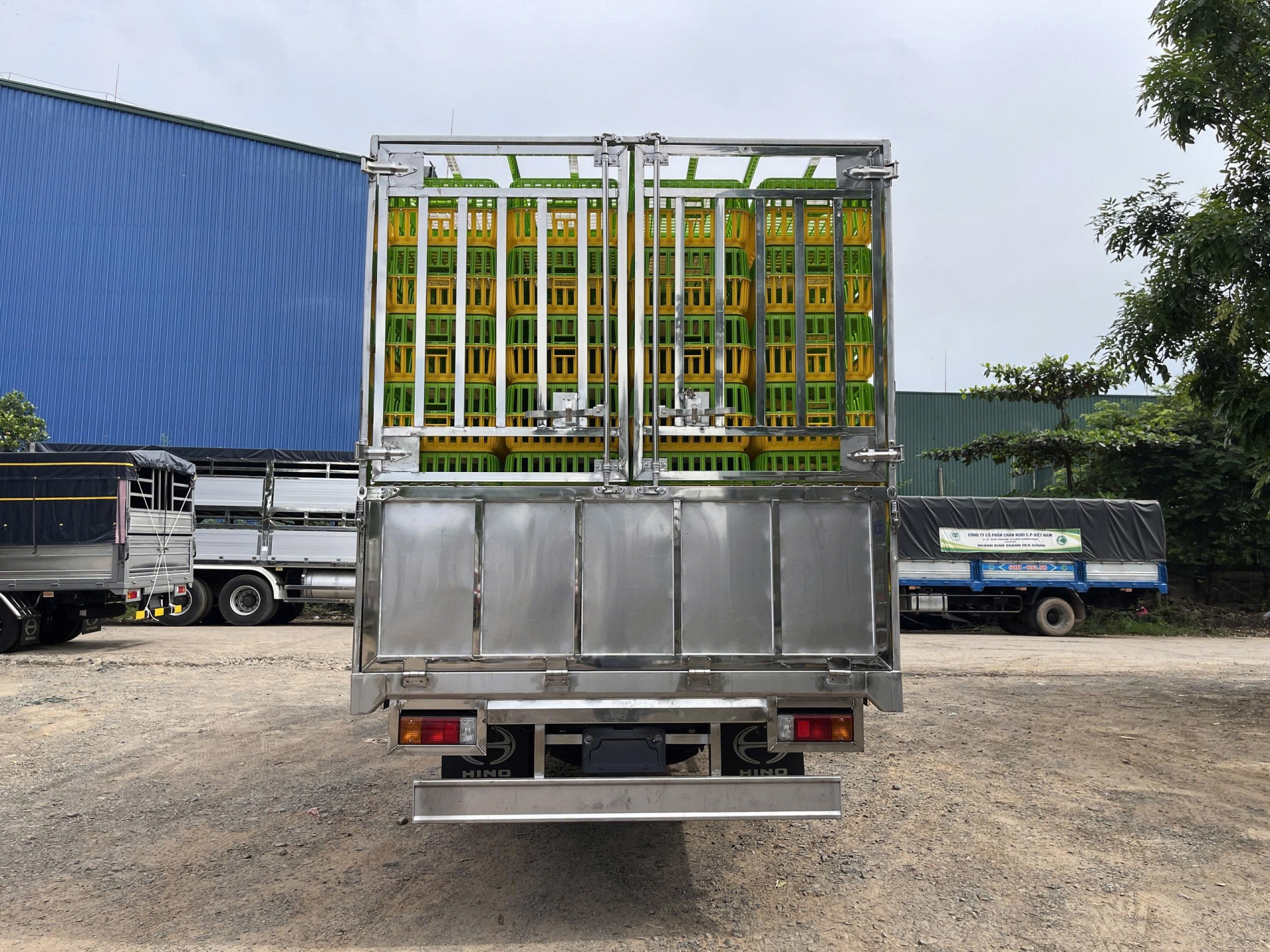 de-dang-ve-sinh-thung-xe-truoc-va-sau-khi-van-chuyen