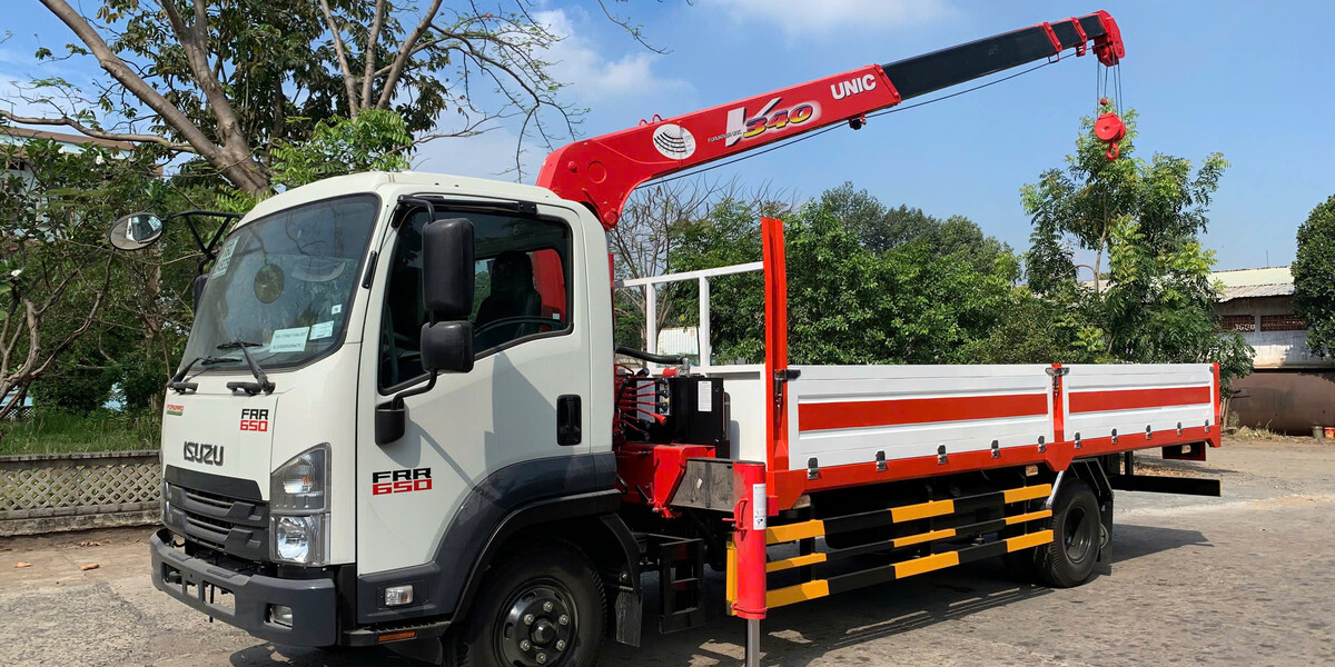 ISUZU FRR90NE5 gắn cẩu Unic UR-V344K – Sức mạnh kép cho công trình
